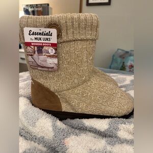 Women’s size 11 Muk Luks boots